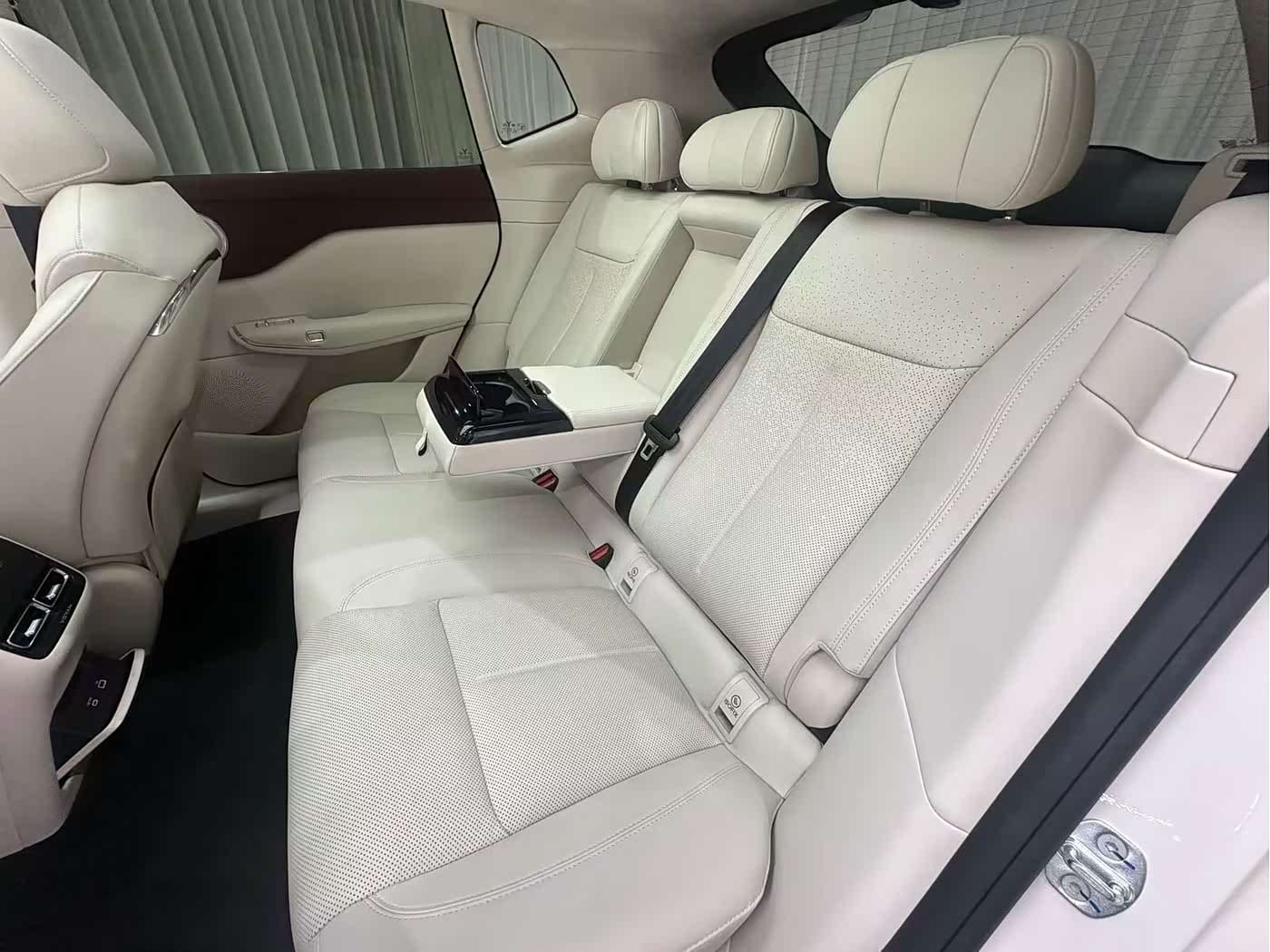 2025 Voyah Courage AWD 600km 5-Seat - Used Electric SUV Export from China — изображение 17